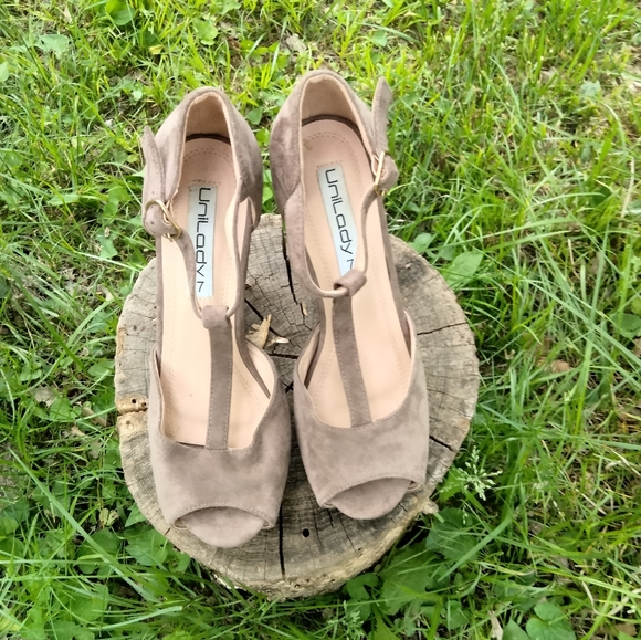 Unilady7 Shoes - 👠⬇️ Price Drop!⬇️Unilady7 Platform Sandals in size 7